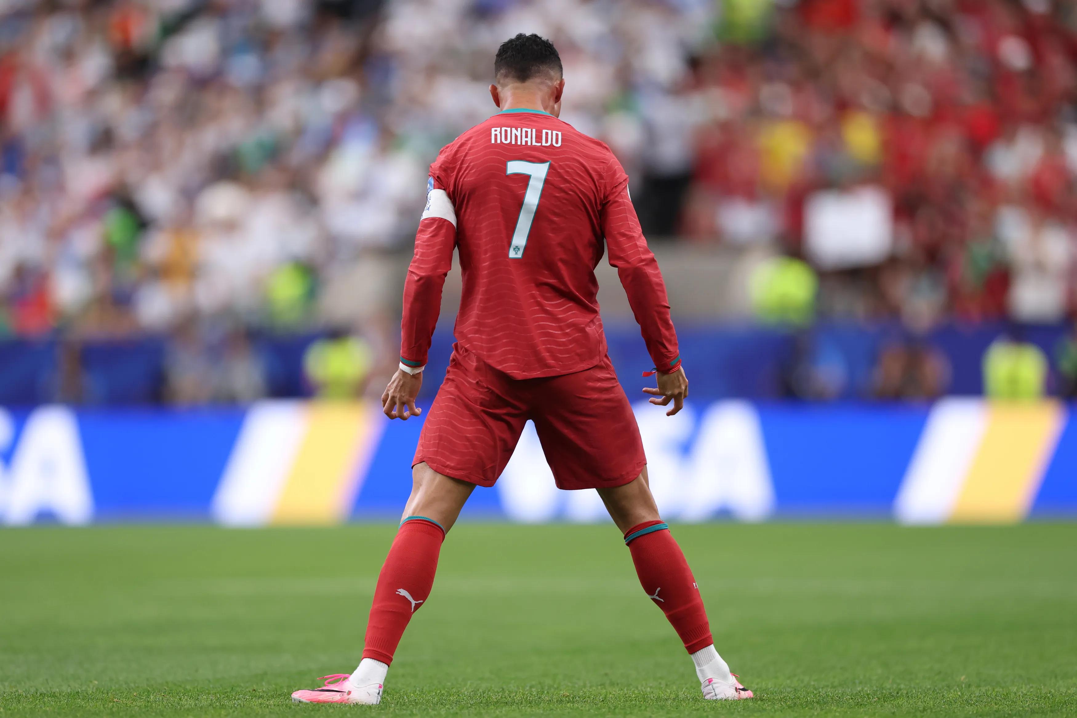 Outlook·The Forty-Something Strikers (Ronaldo vs. Father Time)